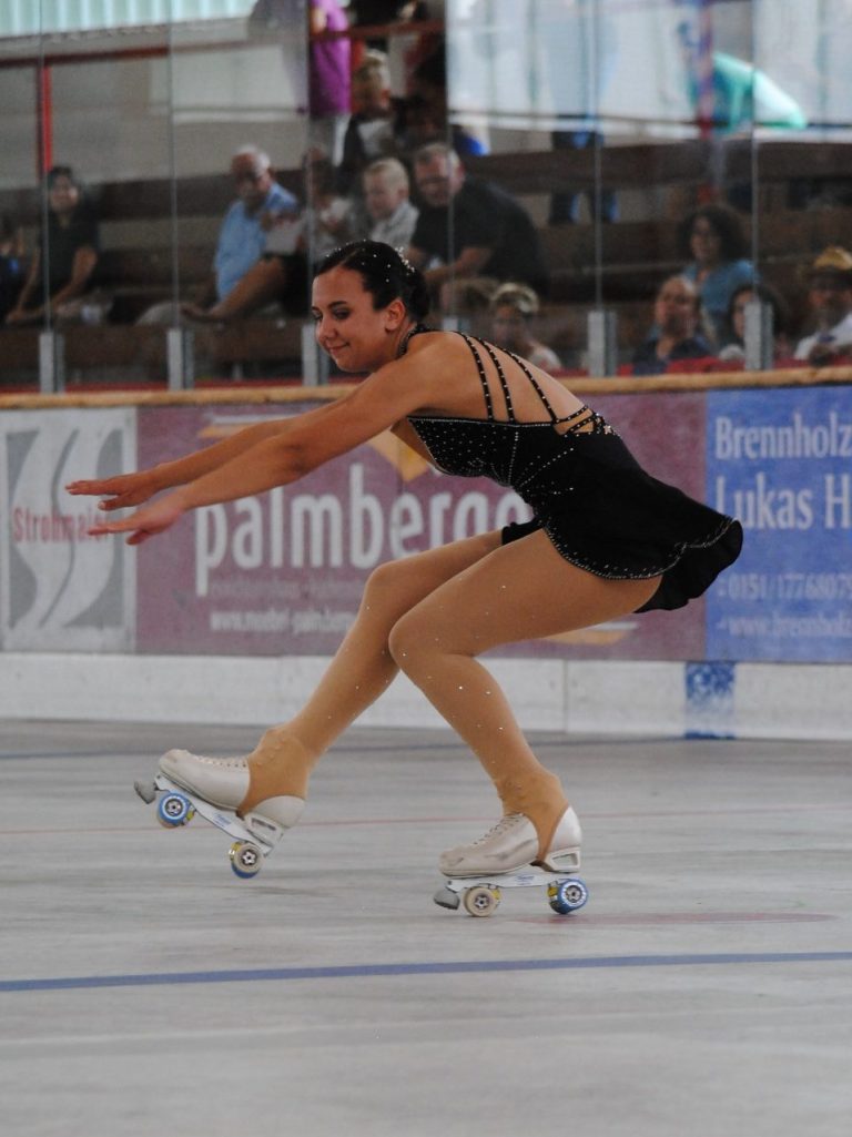 Katarina Baljak bei einer Sitzpirouette in ihrer Kür auf der Bayerischen Meisterschaft in Peißenberg Katarina Baljak bei einer Sitzpirouette in ihrer Kür auf der Bayerischen Meisterschaft in Peißenberg
Foto: Sabrina Höfer