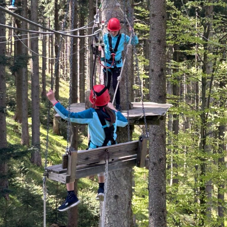 Zwei Mädels im Fortgeschnittenen Parkour im Kletterwald am Blomberg Zwei Mädels im Fortgeschnittenen Parkour im Kletterwald am Blomberg
Foto: Sabrina Höfer
