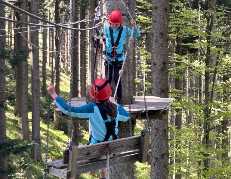 Zwei Mädels im Fortgeschnittenen Parkour im Kletterwald am Blomberg
Foto: Sabrina Höfer
